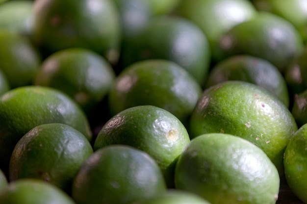 Pila de limas en un puesto en el mercado