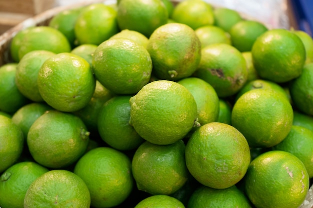 Pila de limón verde fresco a la venta en el mercado