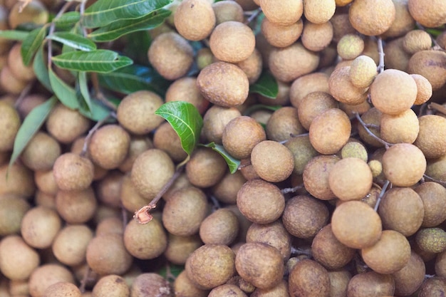 Pila de Longan en un puesto en el mercado