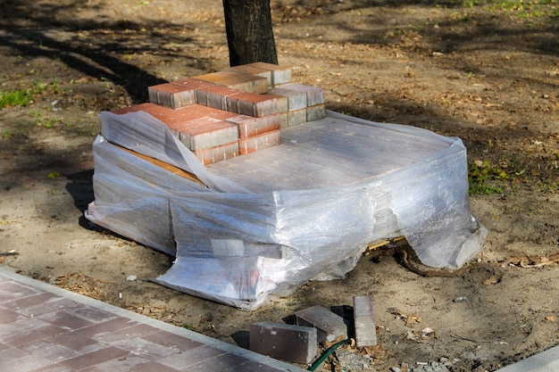 La pila de losas de pavimento está lista para su uso colocada en el sitio de construcción