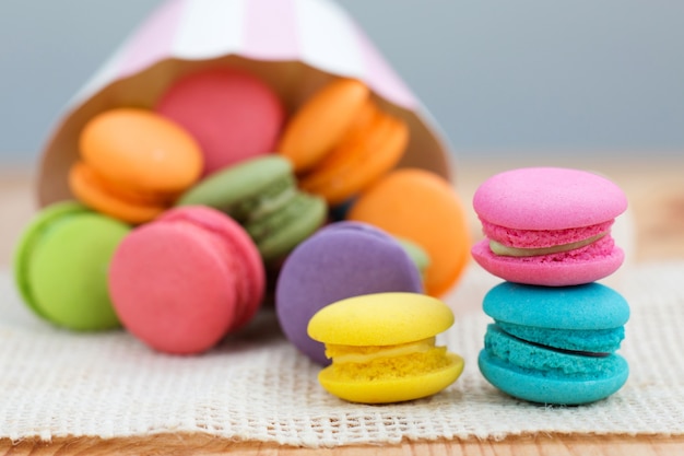 Pila de macarons coloridos franceses en la tabla.