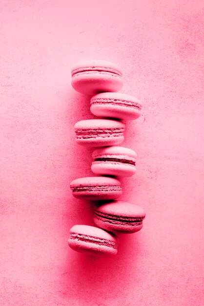 Pila de macarrones macarons galleta francesa tonificada con color viva magenta del año 2023