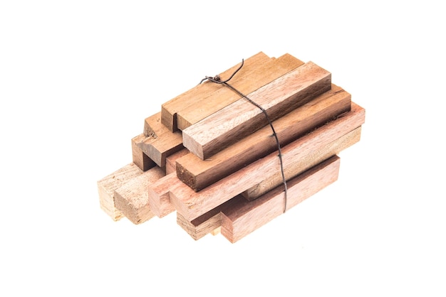 Una pila de madera contra un fondo blanco