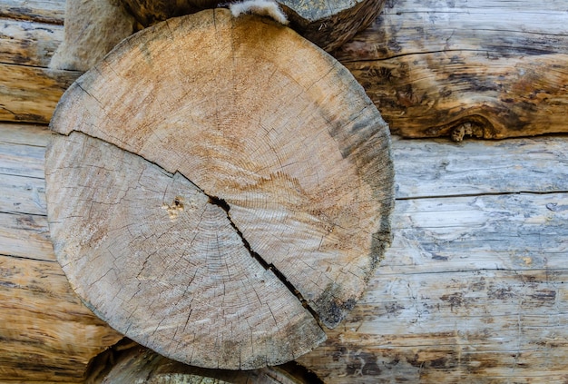 Una pila de madera con un corte en el centro.