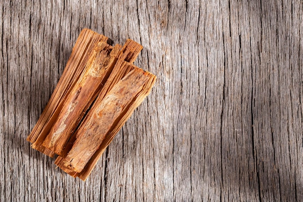 Pila de madera de palo santo sobre la mesa Bursera graveolens