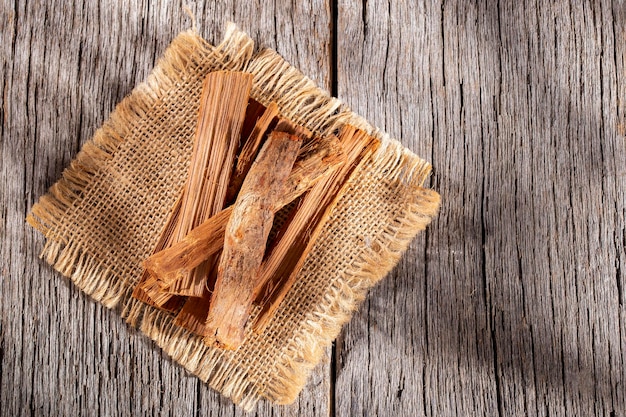 Pila de madera de palo santo sobre la mesa Bursera graveolens