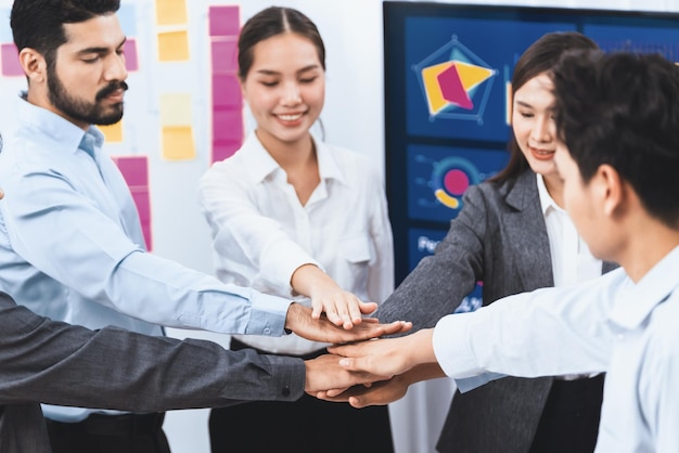 Foto la pila de mano de un trabajador de oficina multirracial muestra trabajo en equipo solidario y confianza en una comunidad diversa los empresarios se unen para el éxito empresarial a través de la sinergia y la colaboración apilando a mano concord