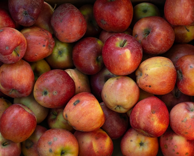 pila de manzanas en el mercado