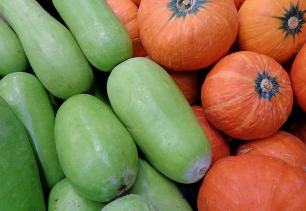 Pila de melones de invierno de color verde y calabazas de color naranja en el mercado, Tailandia