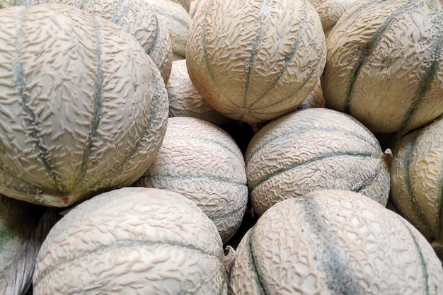 Pila de melones en un puesto en el mercado