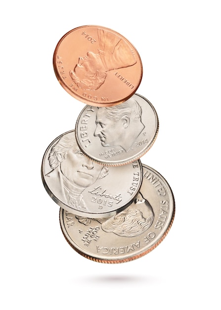 Pila de moneda voladora con centavos de dólar estadounidense aislado en fondo blanco