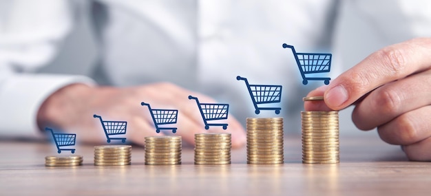 Pila de monedas con carritos de compras Negocios de compras