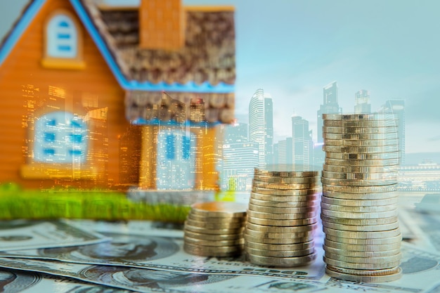 Una pila de monedas en la ciudad contra los edificios