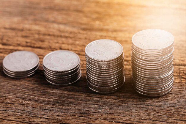 Pila de monedas contra el fondo de madera Concepto de crecimiento de dinero