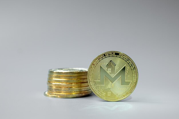 La pila de monedas criptográficas Golden Monero XMR Crypto es dinero digital dentro de la red blockchain que se intercambia utilizando tecnología e intercambio de Internet en línea Concepto financiero