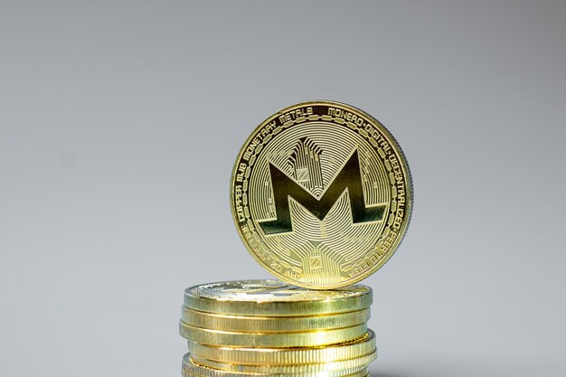 La pila de monedas criptográficas Golden Monero XMR Crypto es dinero digital dentro de la red blockchain que se intercambia utilizando tecnología e intercambio de Internet en línea Concepto financiero