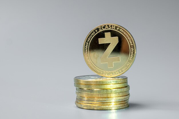 La pila de monedas criptográficas Golden ZCASH ZEC Crypto es dinero digital dentro de la red blockchain que se intercambia utilizando tecnología e intercambio de Internet en línea Concepto financiero