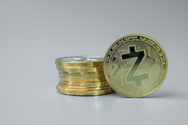 Pila de monedas de criptomoneda ZCASH ZEC de oro