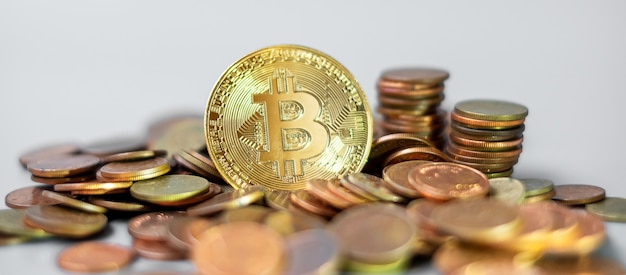Pila de monedas y criptomonedas Bitcoin de oro