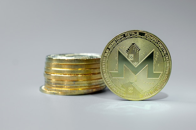 Pila de monedas de criptomonedas Golden Monero XMR, Crypto es dinero digital dentro de la red blockchain