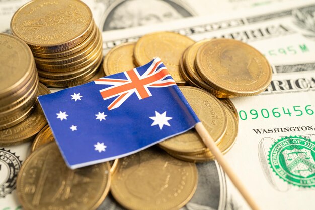 Pila de monedas de dinero con el concepto de banca financiera de bandera de Australia