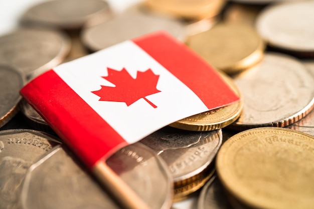 Pila de monedas de dinero con el concepto de banca financiera de bandera de Canadá