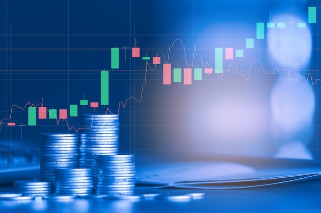 Pila de monedas de dinero con gráfico comercial, concepto de inversión financiera