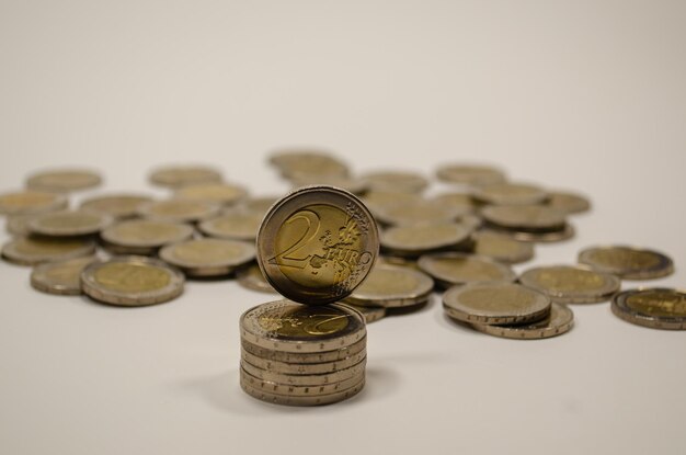 Pila de monedas de euro de cerca