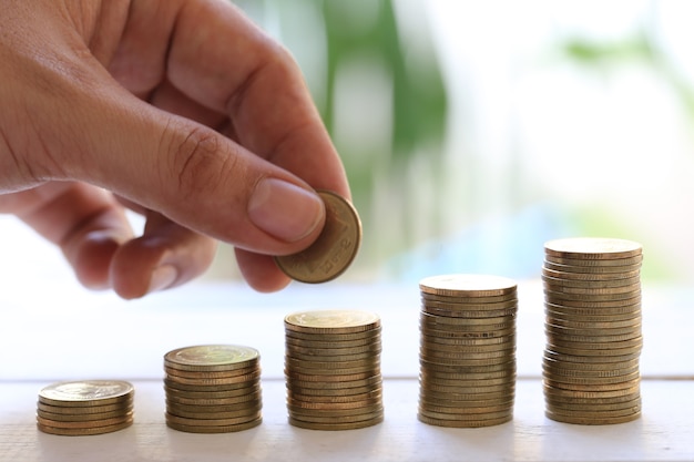 Pila de monedas en la idea de gráfico de negocios en la mesa blanca