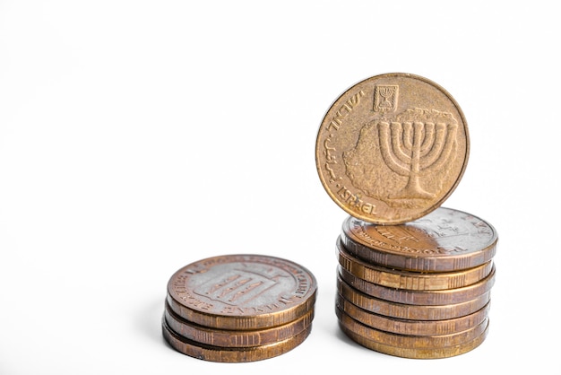 Pila de monedas de Israel de cerca sobre un blanco