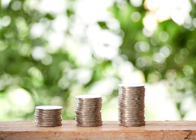 Pila de monedas en la mesa al aire libre