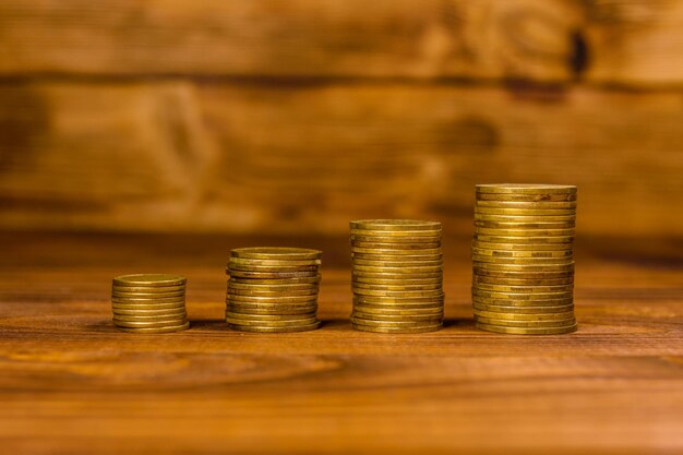 Pila de monedas en mesa de madera