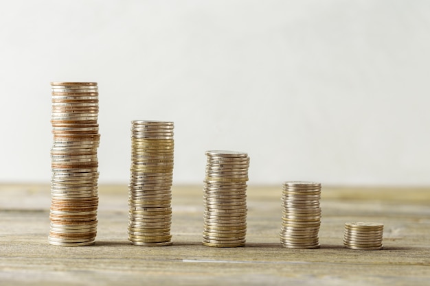 Pila de monedas en mesa de madera