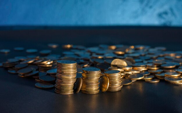 Una pila de monedas en la mesa.