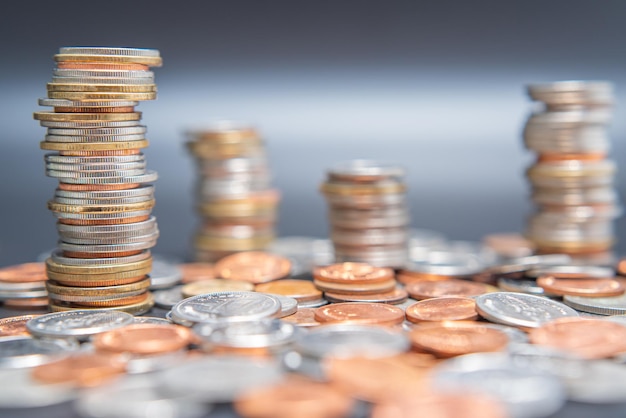 Foto pila de monedas y monedas de montón en la mesa negra