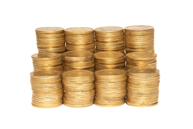 Pila de monedas de oro aislado