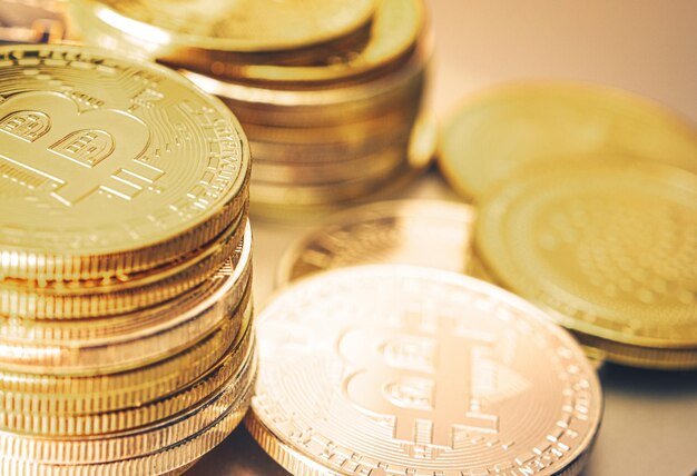 Una pila de monedas de oro de Bitcoin de cerca