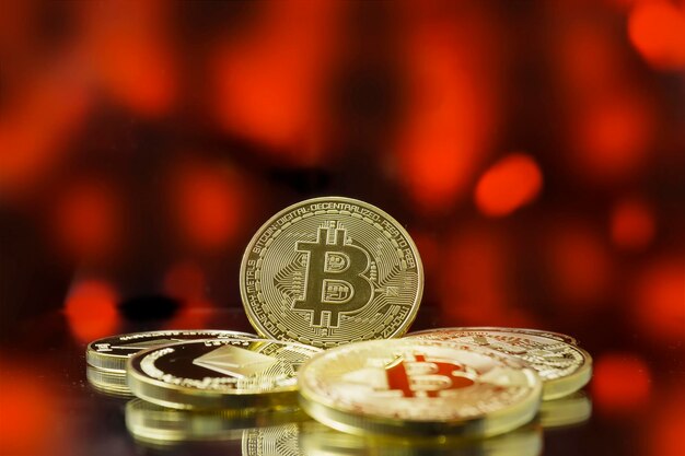 Pila de monedas de oro bitcoin con mercado bajista de fondo rojo bokeh
