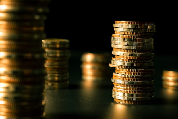 Pila de monedas de oro en la cuenta bancaria de depósito del tesoro de finanzas para ahorrar
