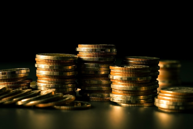 Pila de monedas de oro en la cuenta bancaria de depósito del tesoro de finanzas para ahorrar