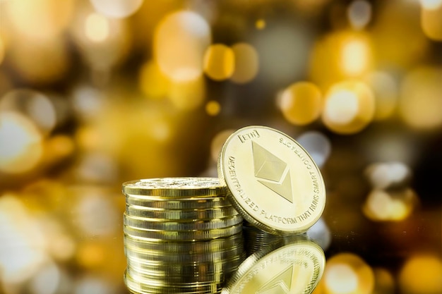 Pila de monedas de oro Ethereum con fondo dorado bokeh