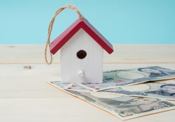 Foto pila de monedas con planes de ahorro modelo de casa para vivienda concepto financiero de fondo azul casa y monedas en la mesa concepto de hipoteca de escalera de propiedad e inversión inmobiliaria