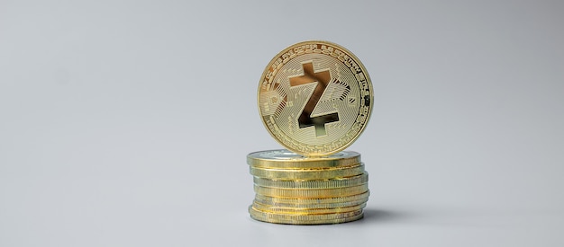 Pila de monedas zcash de oro sobre fondo gris