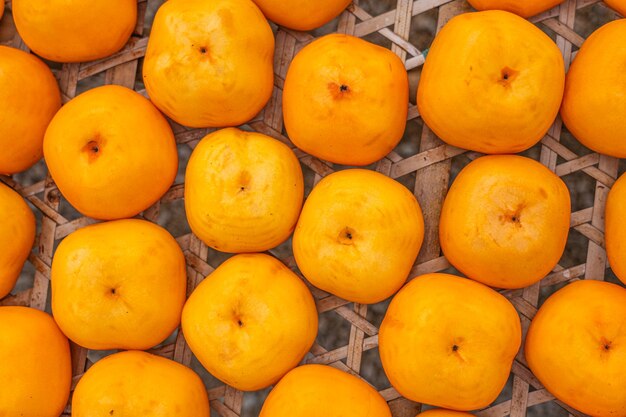 Foto una pila de naranjas con un fondo azul y blanco