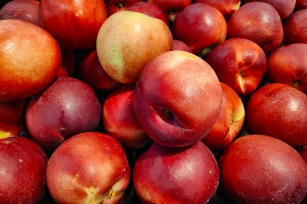 Pila de nectarinas en un puesto en el mercado