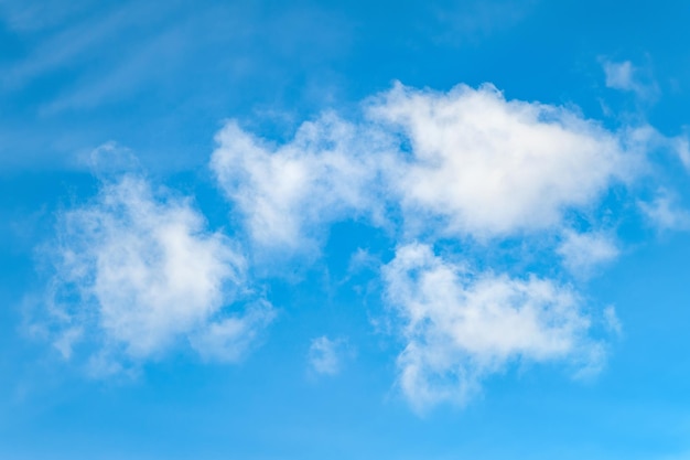 Pila de nubes en un frío cielo azul sobre el horizonte en el día de otoño Fondo natural