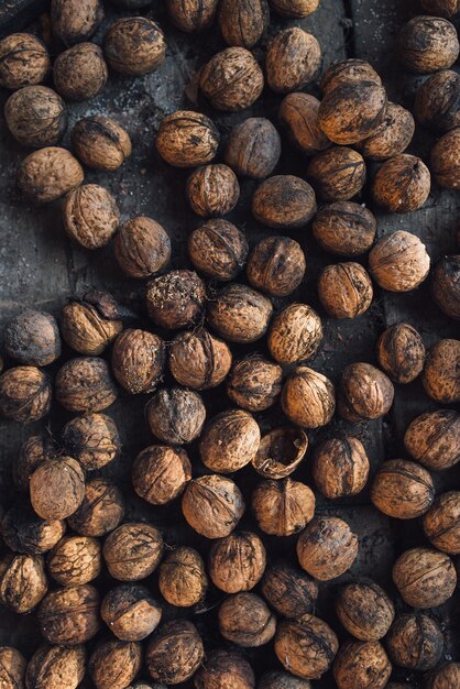 Una pila de nueces en la mesa