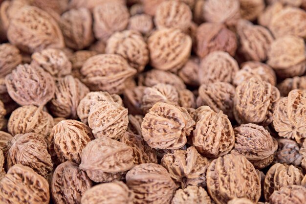 Pila de nueces Wenwan en un puesto en el mercado