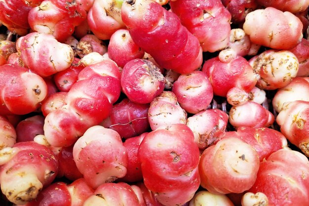 Pila de oca rosa en un puesto en el mercado