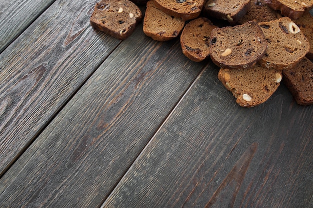 Pila de pan de centeno en un escritorio de madera